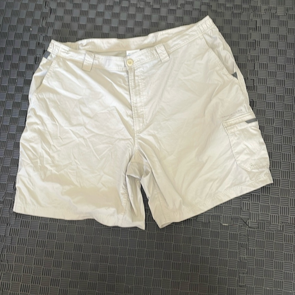 Columbia light brown omni shade PFG performance fishing gear shorts size 40